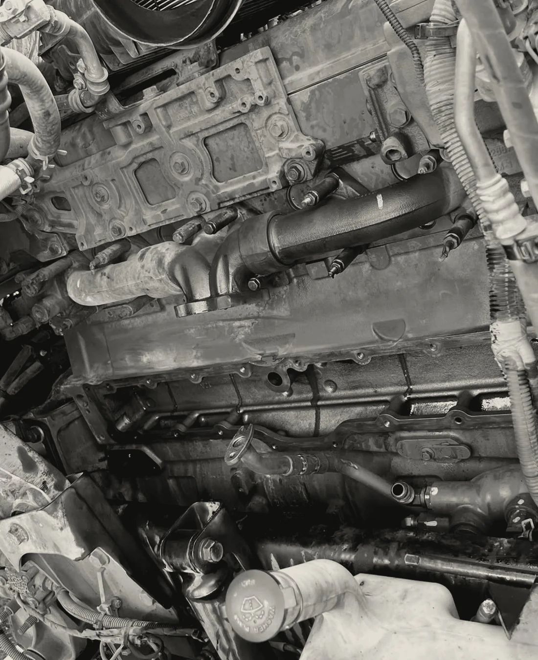 Interior de un motor diésel durante una reparación en el taller