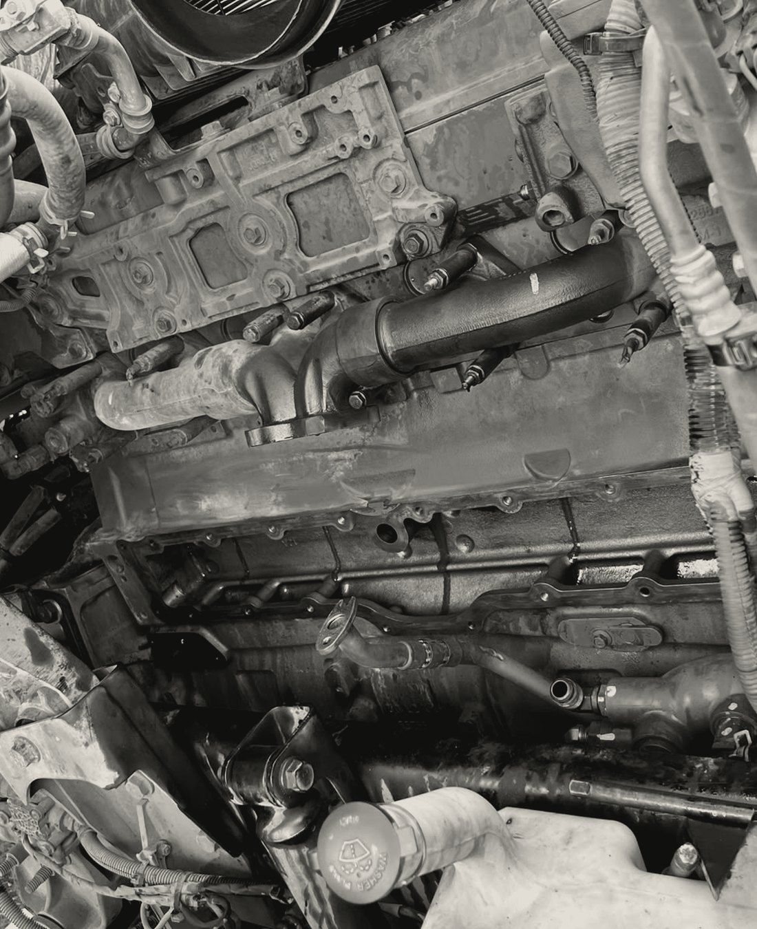 Interior de un motor diésel durante una reparación en el taller