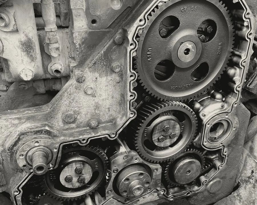 Tapa de distribución de motor diésel con los engranes a la vista