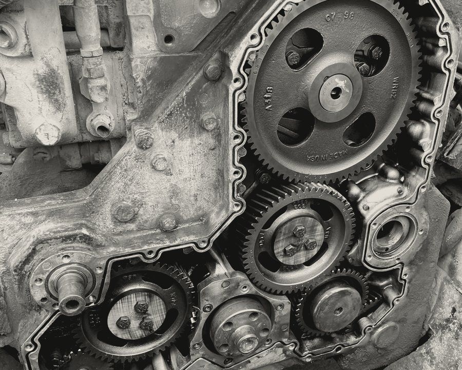 Tapa de distribución de motor diésel con los engranes a la vista