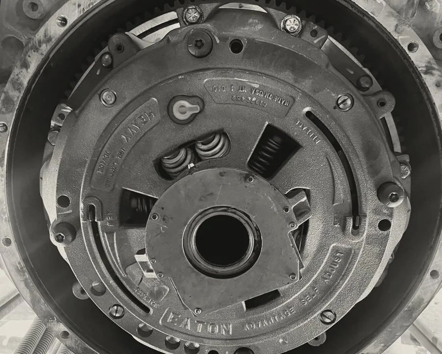 Volante de motor y clutch de camión diésel en primer plano